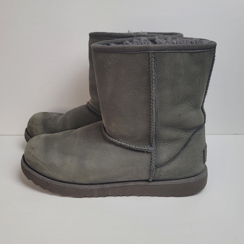 UGG Classic 2 Short Boots Kids Sz 5, Womens sz 7